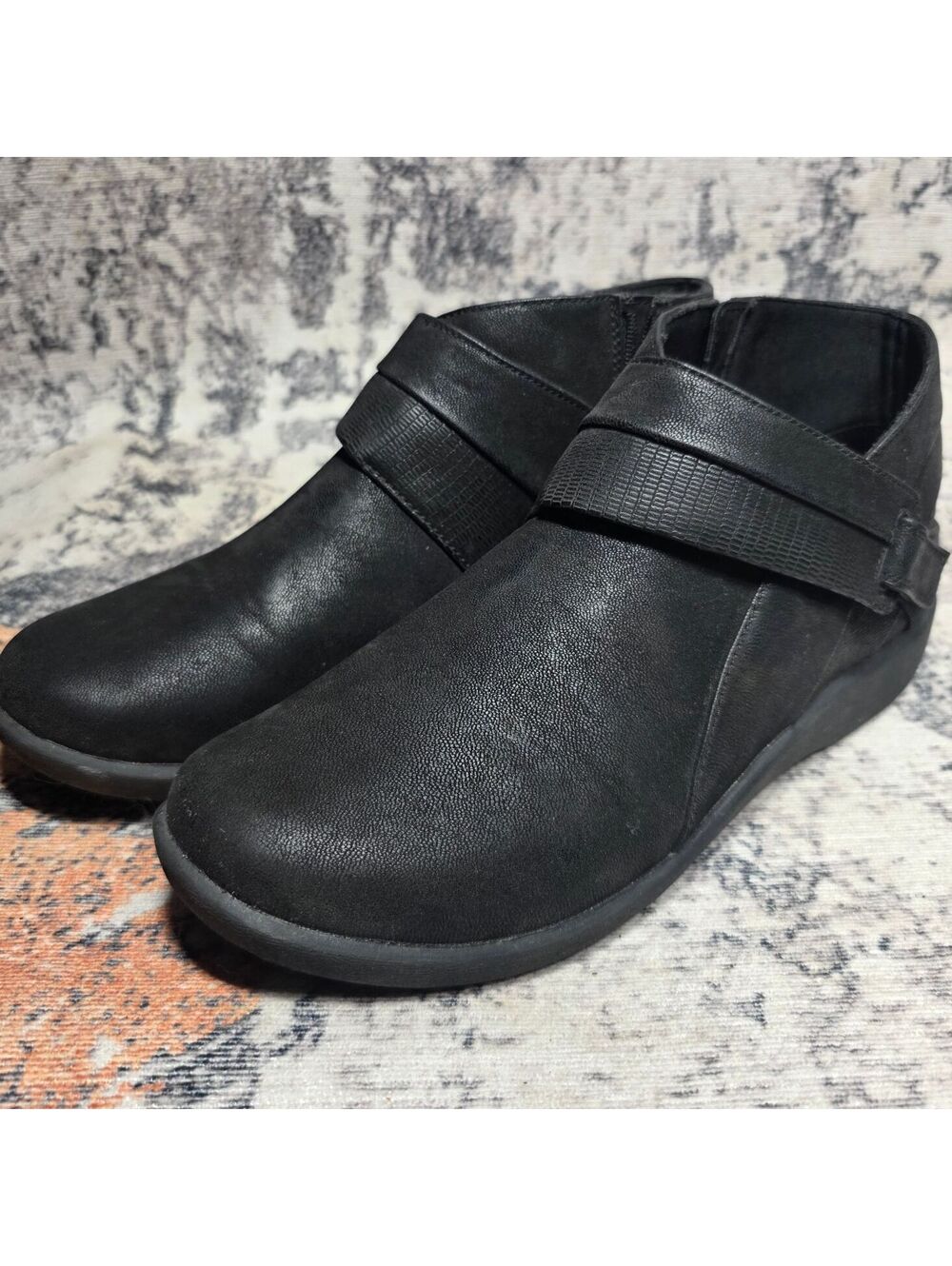 Wmn's 10 - Clarks Cloudsteppers black ankle shoes